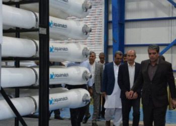 مجتبی توانگر، معاون مالی، حقوقی و مجلس وزات نیرو از آب‌شیرین‌کن ۱۰۰ هزار مترمکعبی طرح تأمین آب اضطراری سیستان و زاهدان بازدید کرد.